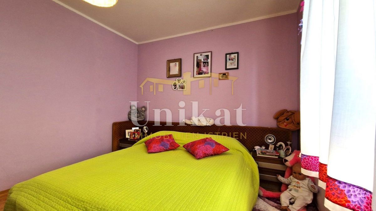 Samostojna hiša z stanovanjem, kletjo in garažo ter pogledom na morje, Buje